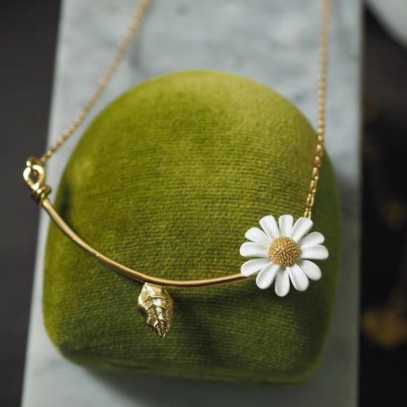 Kate Spade necklace daisy flower necklace